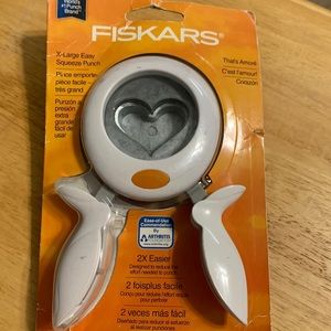 Crafters—Fiskars X-Large Squeeze Punch NWOT